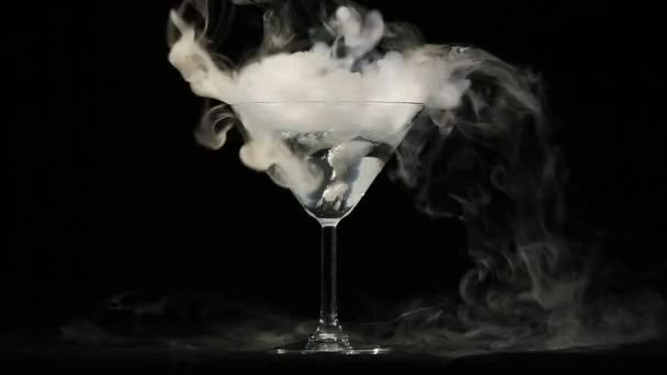 Glas vatten med is vapor — Stockvideo