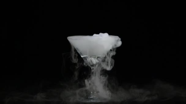 verre d'eau avec vapeur de glace 