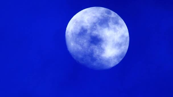 Měsíc na modré obloze — Stock video