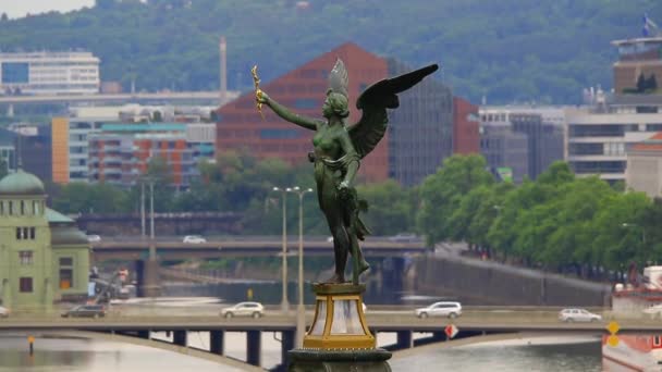 Escultura en el puente de Chekhovy — Vídeo de stock