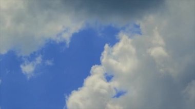 Hareketli bulutlar ve mavi gökyüzü