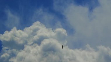 Hareketli bulutlar ve mavi gökyüzü