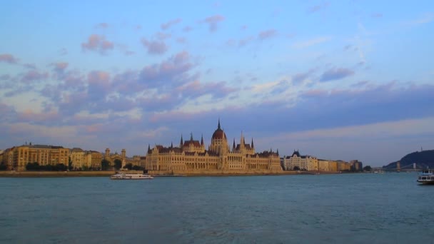 Blick auf das Parlament. budapest — Stockvideo