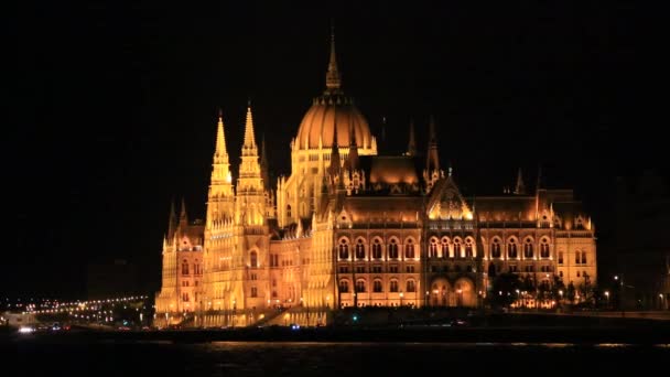 Ungarisches Parlamentsgebäude bei Nacht — Stockvideo