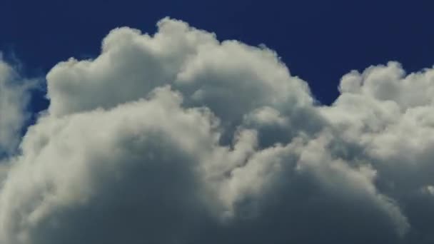 Nuvens em movimento e céu azul — Vídeo de Stock