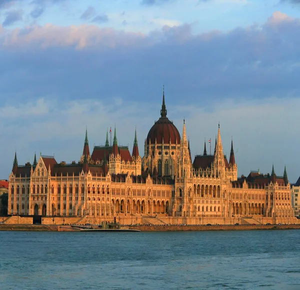 Здание парламента Венгрии — стоковое фото