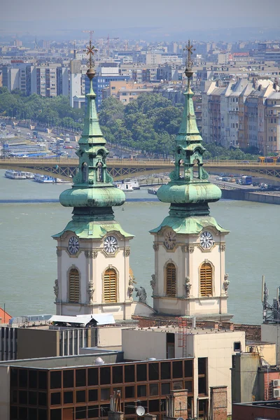 Torres de igreja tradicionais — Fotografia de Stock