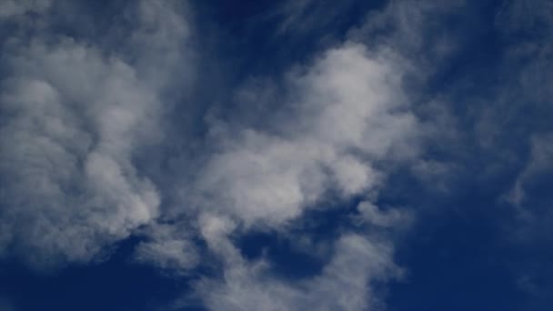 Nuvens em movimento e céu azul — Vídeo de Stock