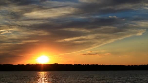 Coucher de soleil lumineux sur la rivière — Video