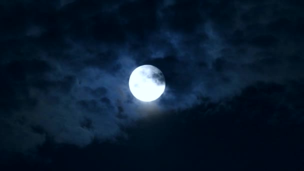 Pleine lune derrière les nuages la nuit — Video