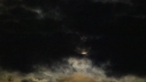 Luna llena detrás de las nubes por la noche — Vídeos de Stock