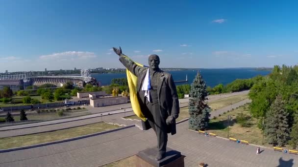 Monumento a V. I. Lenin con la bandera de Ucrania — Vídeo de stock