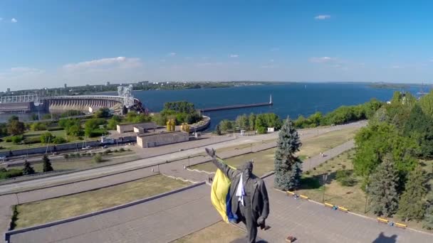 Monumento a V. I. Lenin con la bandiera ucraina — Video Stock