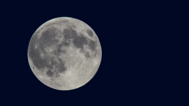 Luna llena detrás de las nubes por la noche — Vídeos de Stock