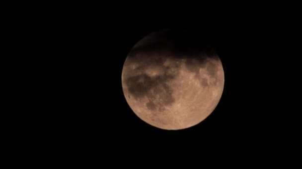 Pełnia księżyca za chmurami w nocy — Wideo stockowe