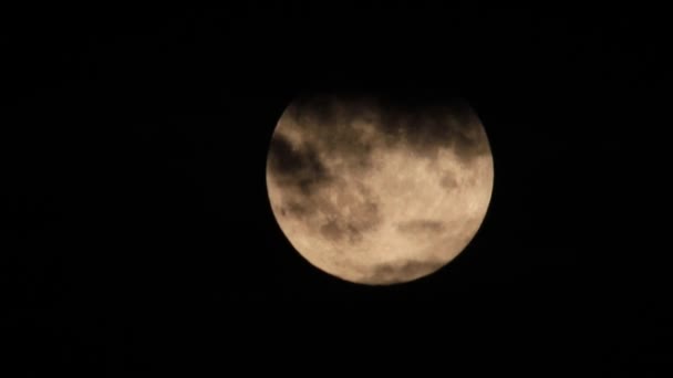 Luna llena detrás de las nubes por la noche — Vídeos de Stock