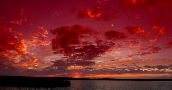Красный закат на реке — стоковое фото