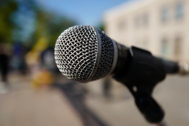 Gümüş bir mikrofon