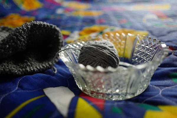 Серый шар нитей для вязания — стоковое фото