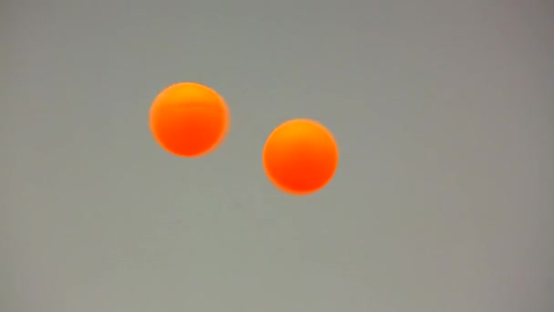 Rode bollen springend in de lucht — Stockvideo