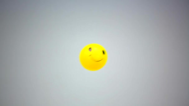 Glimlach draait op een luchtstroom — Stockvideo