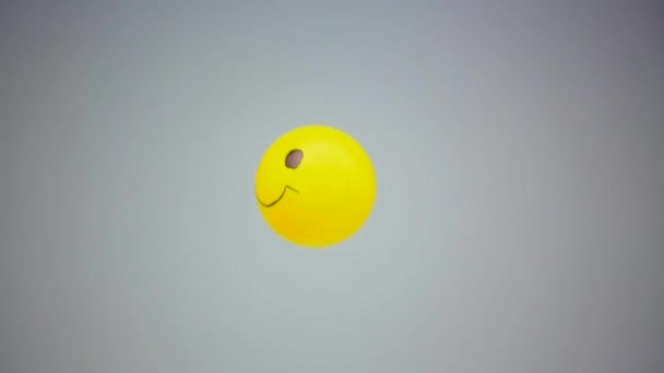 Lächeln dreht sich auf einem Luftstrom — Stockvideo