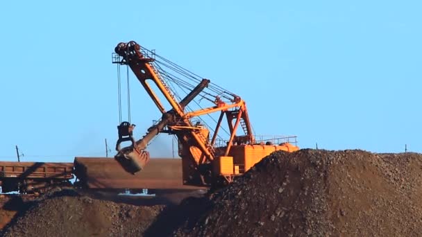 chargement du minerai par la pelle 