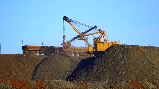 Carregamento de minério pela escavadeira — Vídeo de Stock