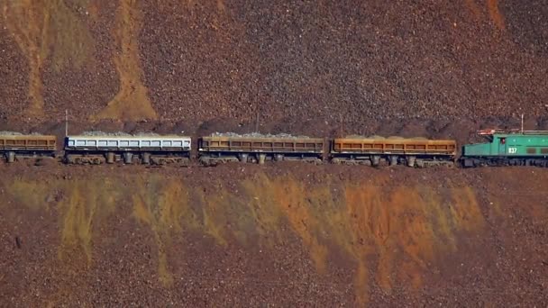 Locomotives avec minerai va pour la carrière — Video