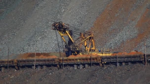 Carregamento de minério pela escavadeira — Vídeo de Stock