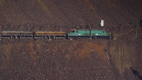 Locomotivas com minério vai para a carreira — Vídeo de Stock