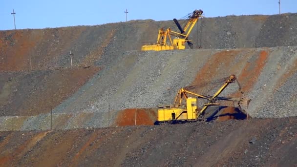 Carga de mineral por las excavadoras — Vídeo de stock