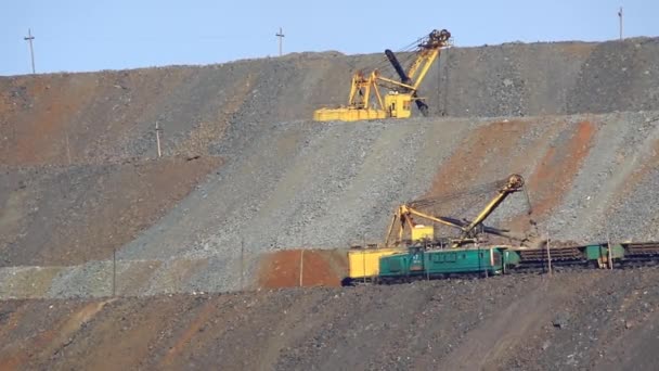 chargement de minerai par les pelles 