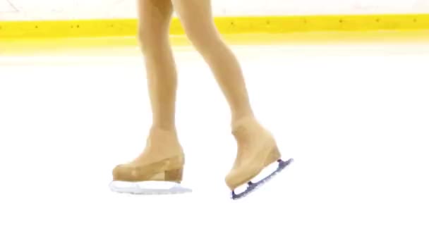Kunstschaatsster op het ijs — Stockvideo