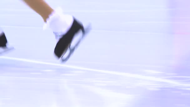 Eiskunstläuferin auf dem Eis — Stockvideo