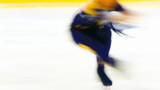 Kunstschaatsster op het ijs arena — Stockvideo