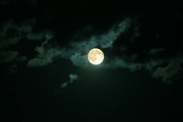 Pleine lune sur ciel sombre — Photo