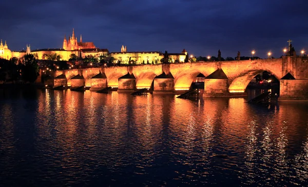 Prague in de avond — Stockfoto