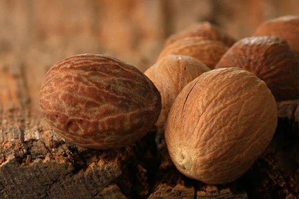 Nootmuskaat op een oude tafel — Stockfoto