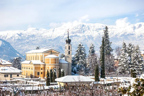 Прекрасний Зимовий Пейзаж Церквою Альпами Тренто Північна Італія Відстріл — стокове фото