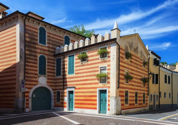 Полосатое здание в Бардолино — стоковое фото