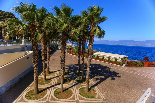 Promenade in Reggio Calabria — 图库照片