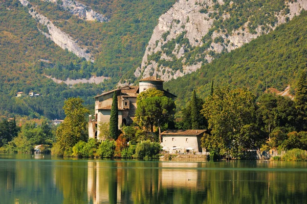 Göl Toblino yakınındaki Castel Toblino — Stok fotoğraf