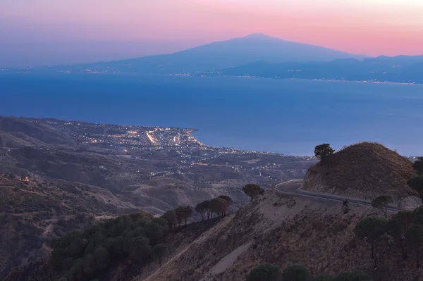 De straat van Messina na zonsondergang — Stockfoto