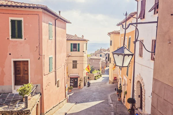 Montalcino street, renkli evleri — Stok fotoğraf