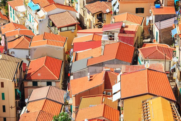 红色的屋顶，在锡拉，意大利 — 图库照片
