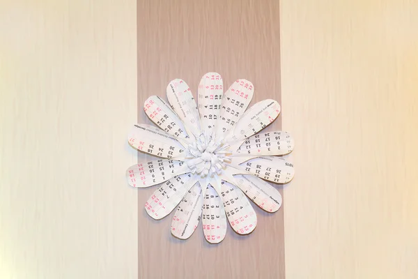 Takvim 1 adet kağıt çiçek.