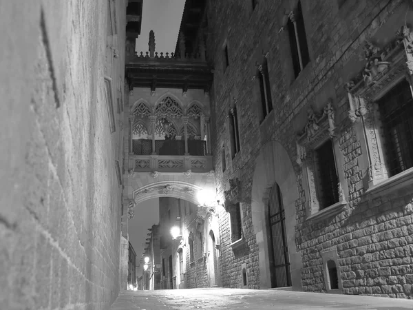 Paseo por las calles nocturnas de Barcelona . — Foto de Stock