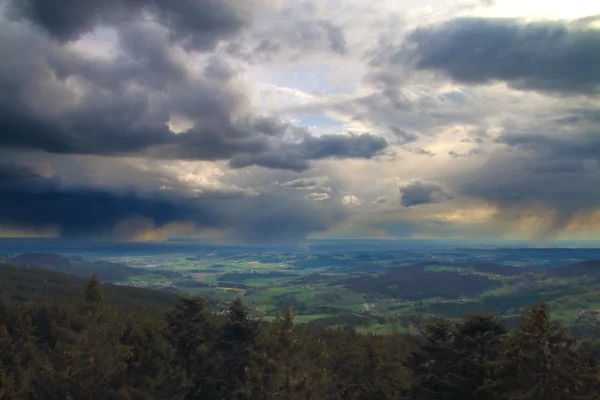 Güzel vadi üzerinde fırtına.