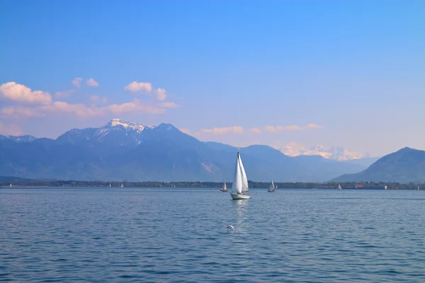 Bir yatta dağ Gölü üzerinde yürümek.